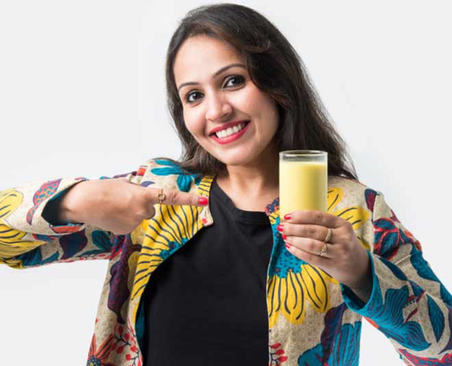 रात को सोने से पहले हल्दी वाला दूध पीने के फायदे